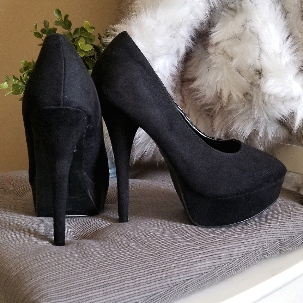 Solid Black Heels Size 6W